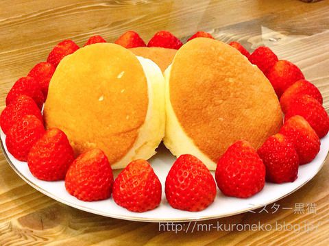 チョコレート研究所 【大阪・本町】 苺まみれのスフレパンケーキ / リアル宇治抹茶エスプーマスフレパンケーキ