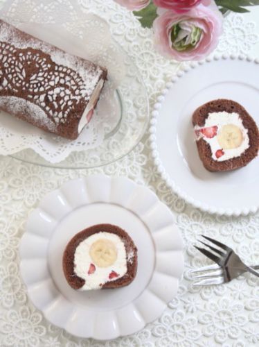バナナといちごのショコラロールケーキ