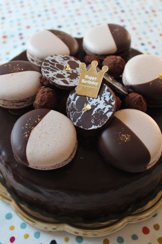 チョコレートとマカロンのバースデーケーキ