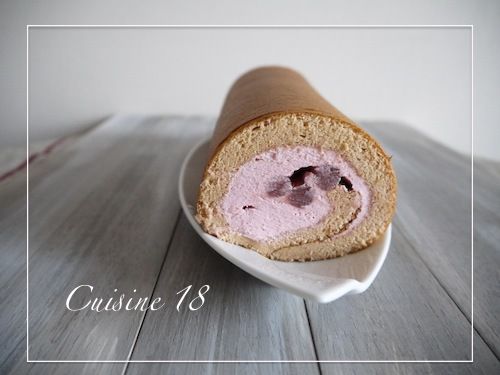 桜とベリーのロールケーキ