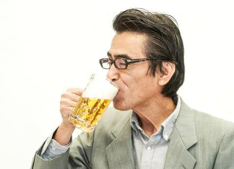 【ソレダメ】健康的にお酒を飲む方法!飲酒前にチョコレートを食べれば胃への負担を軽減できるのでおすすめ♪カカオポリフェノール最強。