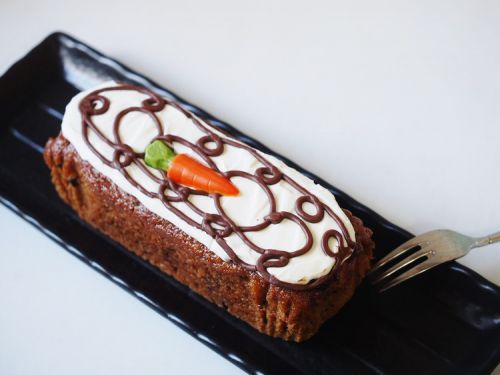 沖縄jimmy's(ジミー)のインパクト抜群のキャロットケーキ!那覇空港でも存在感を放ってます