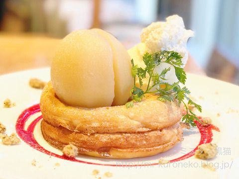 café & books bibliotheque カフェ&ブックス ビブリオテーク 【有楽町】 丸ごと桃のパンケーキ / オレンジチョコチップマシュマロサンドパンケーキ