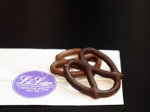 ニューヨーク最古のショコラトリー「ライラックチョコレート」のチョコがけプレッツェル!