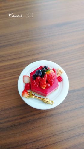 粘土細工のフランボワーズのムースアントルメ。