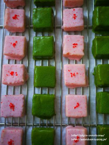 苺と抹茶のスクエアケーキ。