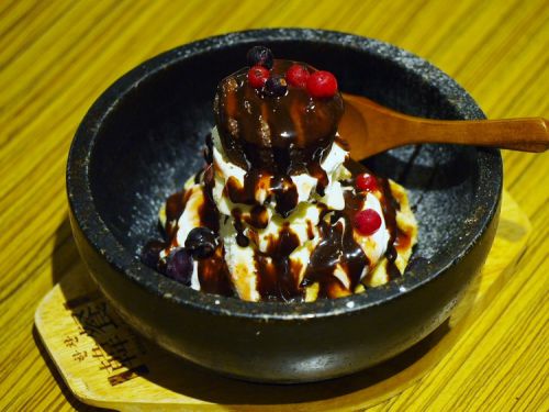 兵庫県明石市で石焼ビビンバならぬ石焼パフェを堪能!韓国料理屋「鉄板ダイニング(Dining)デリサク食堂」の石焼パフェは見た目と味のインパクトがハンパない一品です