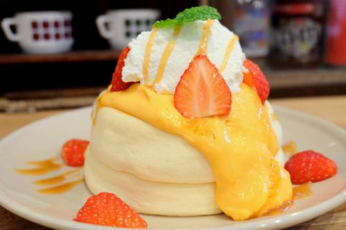 【埼玉 伊奈 羽貫】 プランピーパンケーキス plumpy pancakes 濃厚カスタード キャラメルいちごパンケーキ