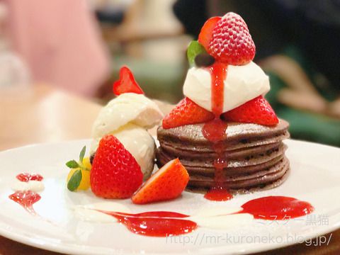 パンケーキママカフェ VoiVoi 【三軒茶屋】いちごのパンケーキ チョコ生地バージョン