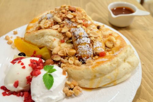 【下北沢 ニューオープン】Pluffy cafe プラッフィーカフェ 自家製キャラメルソース&ナッツのふわふわパンケーキ