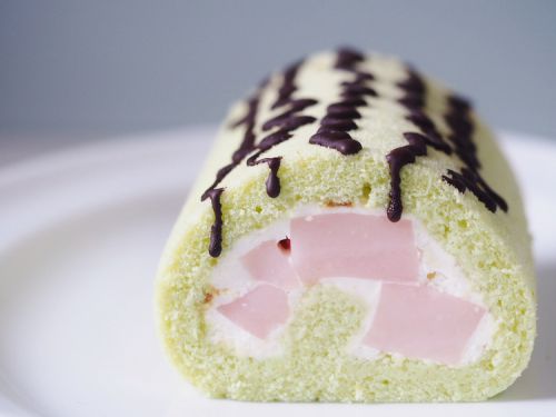 かなり珍しいスイカのロールケーキ!大丸梅田店のメロンとスイカの夏コレ!スイーツ特集で買う事ができますよ