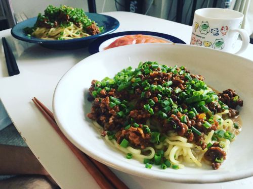 汁なし担々麺とマクロビオティックケーキ