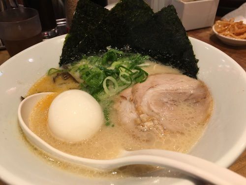 一風堂で赤丸、白丸ラーメン。ゆとりの空間でパフェ。