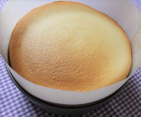 ふわふわチーズケーキとマカロンのバースデーケーキ
