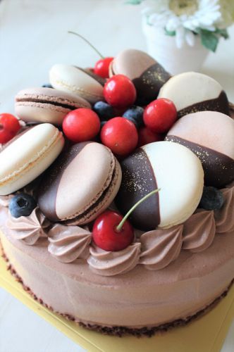 マカロンと生チョコクリームのバースデーケーキ