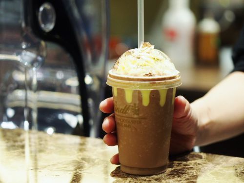 リンツ(Lindt)ミルクチョコレートレモンアイスドリンクを堪能!レモン風味のアイスチョコレートドリンクです