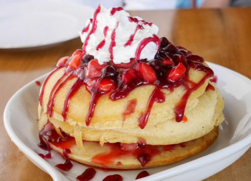 【フィリピン セブ島】 Birdseed Breakfast Club+Café トリプルスタックバターミルクパンケーキ ベリー