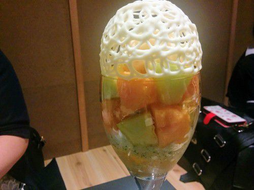 パフェ、珈琲、酒、佐藤【札幌大通】◆2色のメロンたっぷり!酸味と甘みを楽しむ限定パフェ