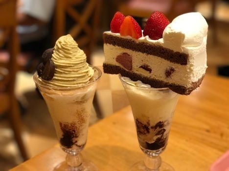 【スイーツ】巨大デカ盛りケーキが乗せられたユニークなパフェを出す大繁盛店【大食い】ミオール梅田店(大阪市)