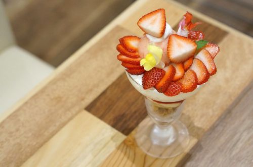 心斎橋アメ村にオープンしたカフェ「コロニー」で苺パフェ&苺ショートケーキを堪能してきました!