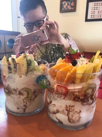 【デカ盛り】スイーツが人気な大繁盛店カフェにてらすかる氏の超メガ盛りパフェ2コ食い観戦【大食い】キャッツカフェ ガーデンピア店(名古屋市)