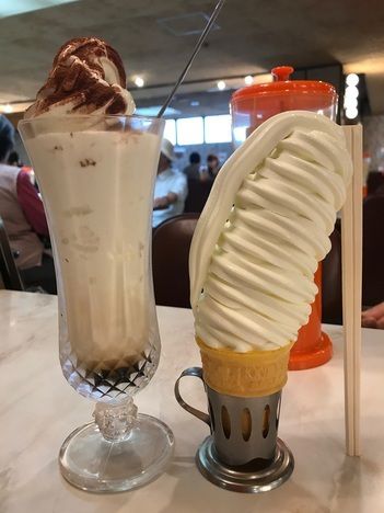 【デカ盛り】元デパートの大繁盛食堂にて巨大名物ソフトクリームとパフェ【スイーツ】マルカンビル大食堂(岩手県花巻市)