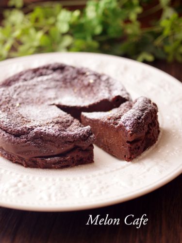 ホールケーキ型で作ってみました!簡単にできる、濃厚「半生ガトーショコラ」