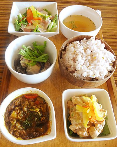 ナチュラルスタンス 隠れ家カフェでヘルシーランチ&スイーツ!(広島市中区袋町、並木通り)