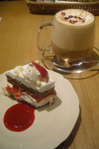 アフタヌーンティールーム 『苺とホワイトチョコクランチのショートケーキ etc.』