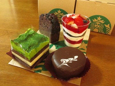 スタバスイーツ4種。クルミパンとレーズン食パン。