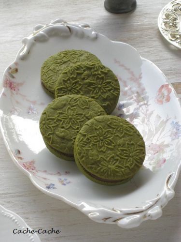 桜模様がかわいい♪ 抹茶のチョコサンドクッキー