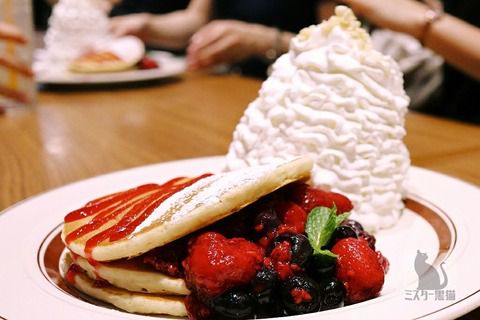 Eggs 'n Things エッグスンシングス【黒猫お知らせ】クインタプルベリーパンケーキ