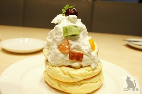 ミスター黒猫YouTube【黒猫散歩】レインボーパンケーキ 季節のフルーツパンケーキ