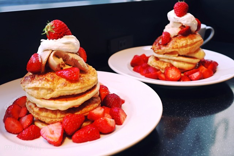 J.S. PANCAKE CAFE ジェイエスパンケーキカフェ【黒猫お知らせ】モアストロベリーとサクサクパイのミルフィーユパンケーキ