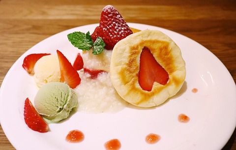 下北沢・MOGMOG(モグモグ)【黒猫お知らせ】自家製甘酒クリームのパンケーキ~季節のフルーツ添え