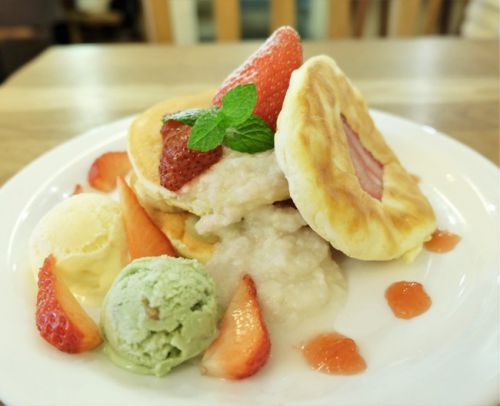 【下北沢】モグモグ MOGMOG 自家製甘酒クリームのパンケーキ 季節のフルーツ添え