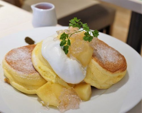 【渋谷】 幸せのパンケーキ 渋谷店 国産白桃のローズヒップピーチパンケーキ