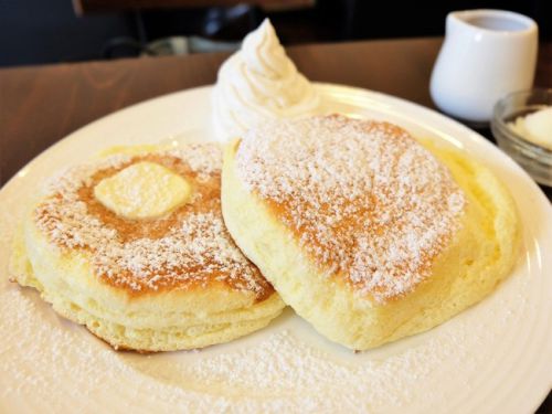 【亀有】OASIS CAFE オアシスカフェ メープルバターホイップのスフレパンケーキ
