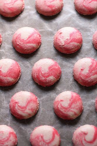 明日はマカロンレッスン!マーブルマカロン、焼けてます♬