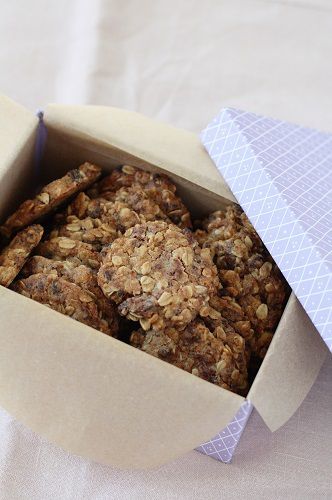 クッキーボックスの手土産。