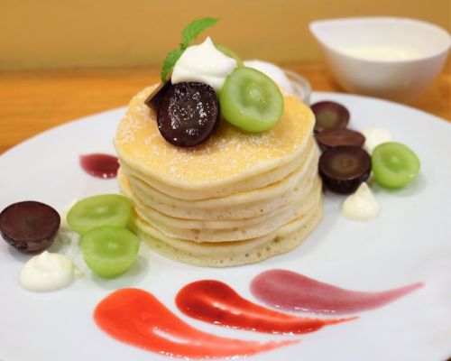 【三軒茶屋】 パンケーキママカフェVoiVoi 温かいカマンベールチーズソースとぶどうのパンケーキ