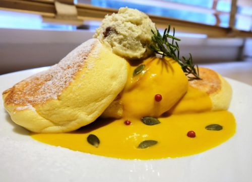 【渋谷】 幸せのパンケーキ 渋谷店 かぼちゃのパンケーキ国産栗のレーズンバターのせ