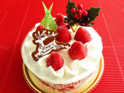 2018クリスマスケーキのご紹介 イチゴの生クリームケーキとブッシュドノエル
