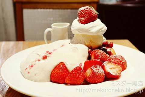 café & books bibliotheque カフェ&ブックス ビブリオテーク 【有楽町】 あまおうとふわっとストロベリームースのパンケーキ