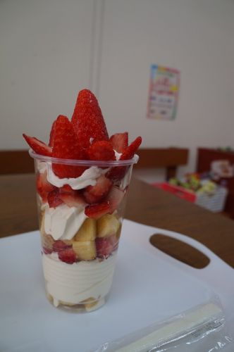 牧之原・農産物直売所 せんちゃんにて、干し芋がてら贅沢いちごパフェ♪