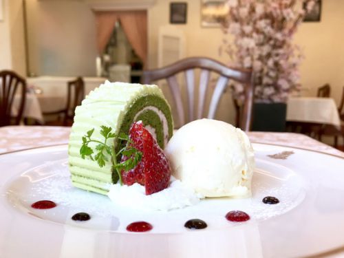 【季節限定の抹茶ロールケーキ】東京・原宿 コロンバン【抹茶と苺のロールケーキ】