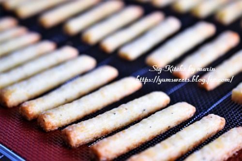 チーズスティッククッキーと塩パン、そして、早春の庭
