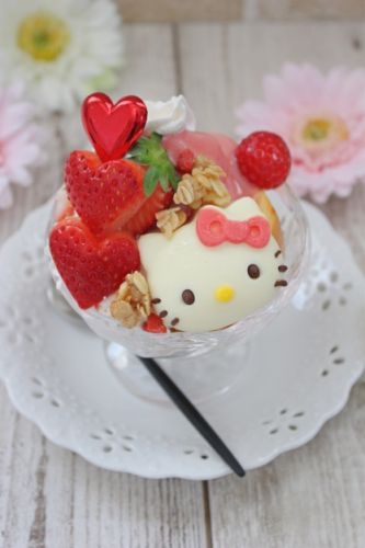 キティちゃんの苺パフェ
