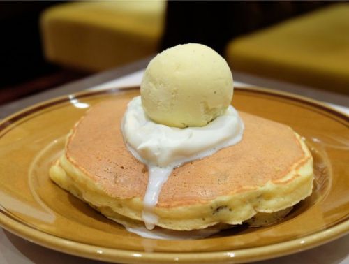 【有楽町】はまの屋パーラー日比谷店 ラムレーズンのホットケーキ