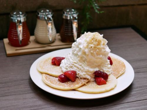 【シンガポール JEWEL】 Eggs'n Things ストロベリーパンケーキ